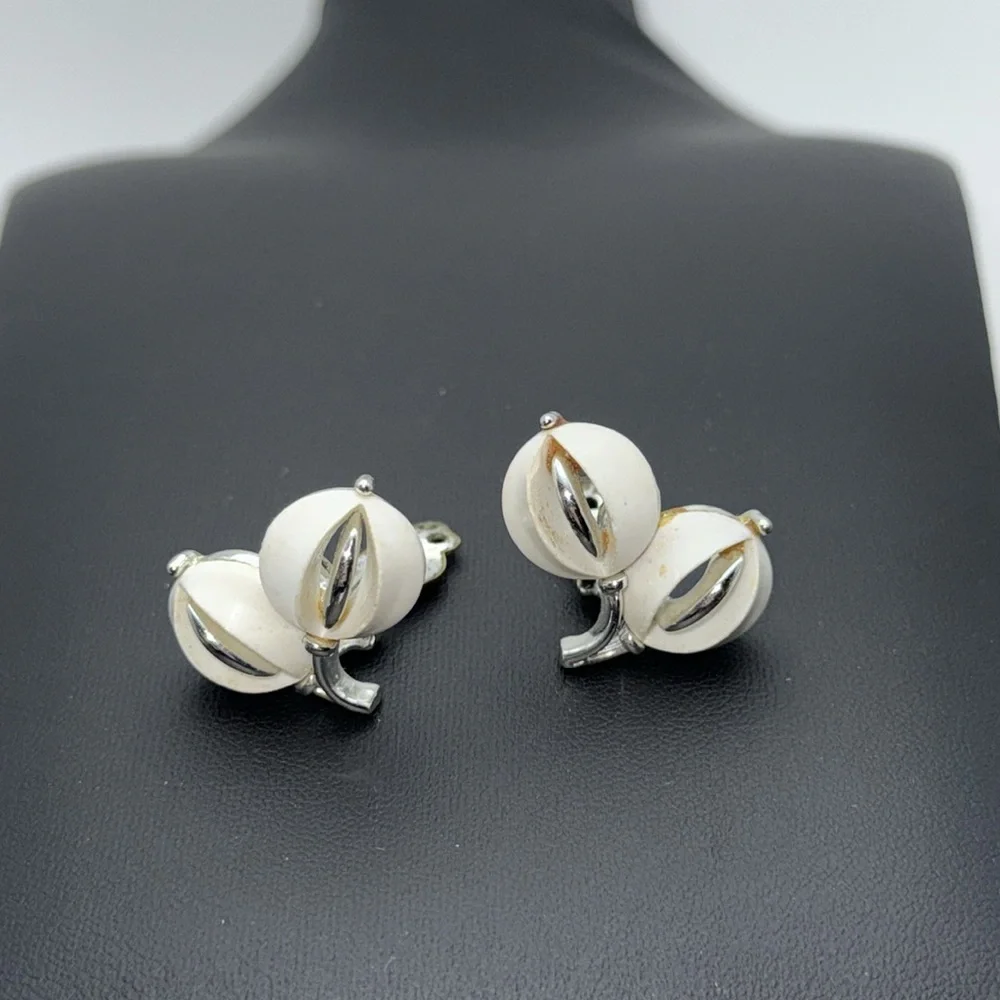 Vintage Lisner white flower floral art deco boho whimsical clip on earrings